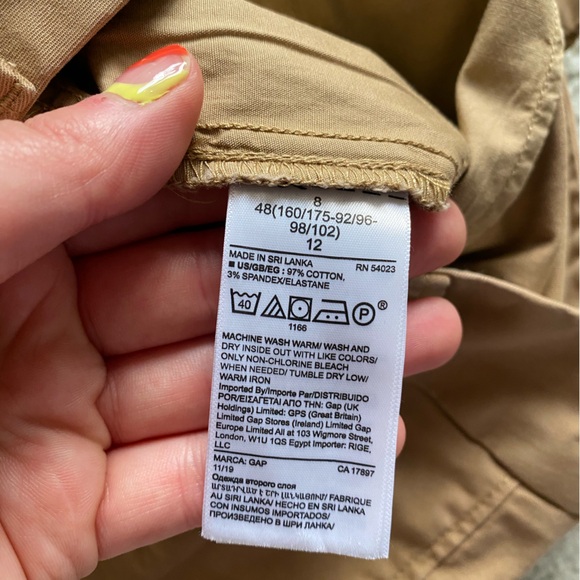 GAP High-Rise Pleated Khaki Shorts in Light Brown - Picture 7 of 7